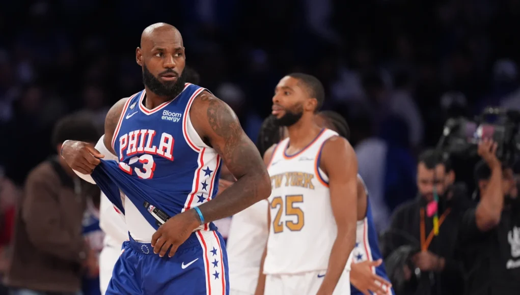 Trump critica duramente a la estrella de los 76ers, LeBron James, calificándolo de «vergüenza» por no quedarse quieto durante el himno nacional