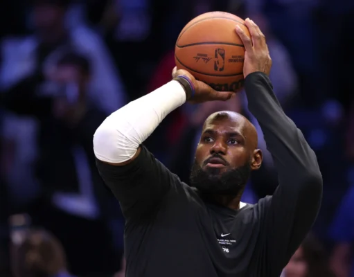 LeBron James juega por primera vez con los Philadelphia 76ers