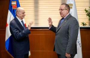 Magín Díaz juramenta a Quico Tabar como nuevo director general transitorio de Juegos de Azar