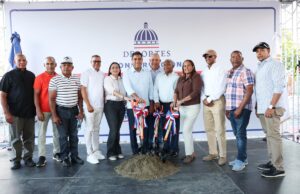 Ministro Kelvin Cruz inicia construcción de techado multiuso en Hostos