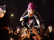 Karol G sorprende en concierto de Young Miko y desata rumores de romance