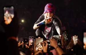 Karol G sorprende en concierto de Young Miko y desata rumores de romance